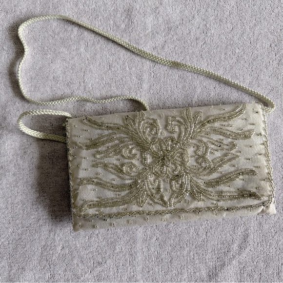 La Regale Handbags - Vintage Silver & White Beaded Clutch La Regale
